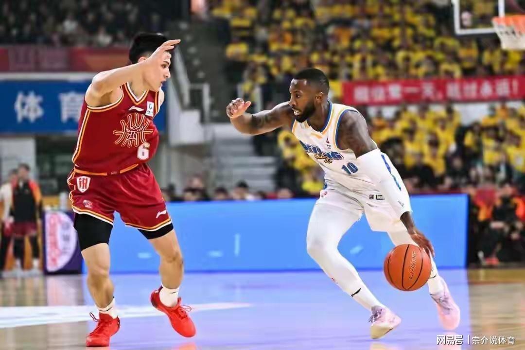 db真人平台-过分了!顶级强队输球输人,主场球迷向球员吐口水,CBA要重罚