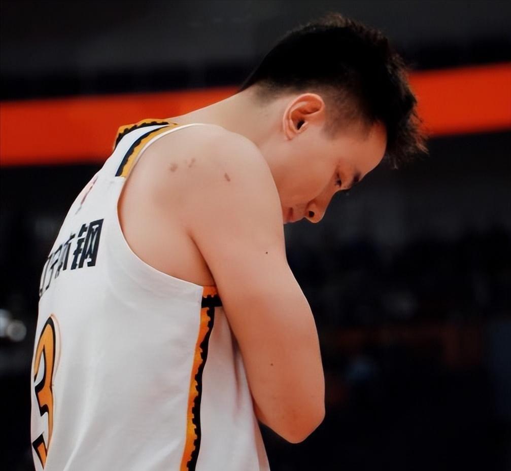 辽篮被传更衣室闹翻,赵继伟深夜连发2文撕破脸,弗格打脸管理层